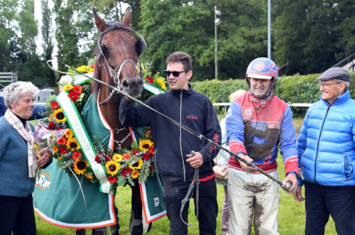 Winnaar Durk M Boko en rijder Van der Blonk