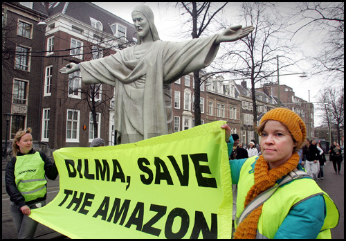 Demonstratie voor bescherming van het regenwoud in het Amazonegebied, Den Haag