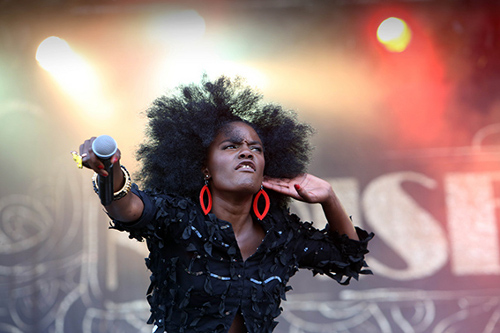 Parkpop 2013: zangeres Shingai Shoniwa van de Noisettes